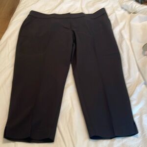 Nice black cropped pants!